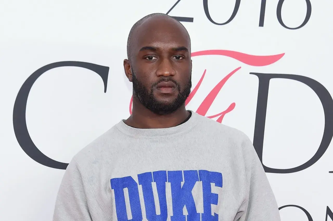 Virgil Abloh, stilista di Louis Vuitton, con una felpa grigia con scritta "Duke".